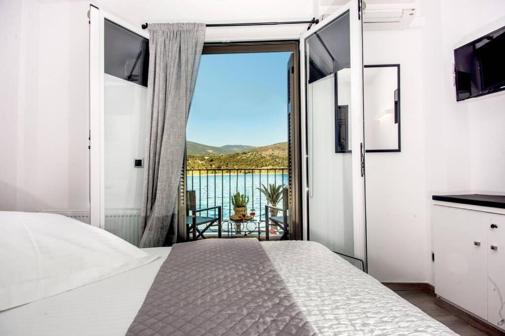 A & B Minimal Suite With Sea View In Argostoli Экстерьер фото