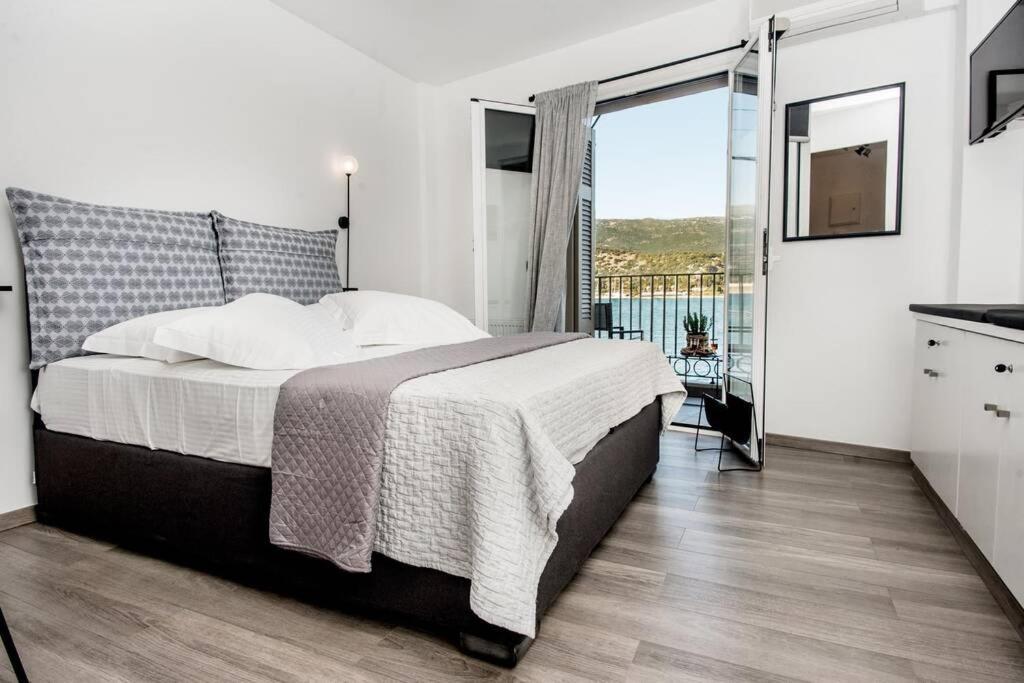 A & B Minimal Suite With Sea View In Argostoli Экстерьер фото