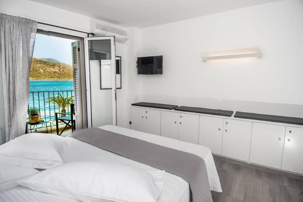 A & B Minimal Suite With Sea View In Argostoli Экстерьер фото
