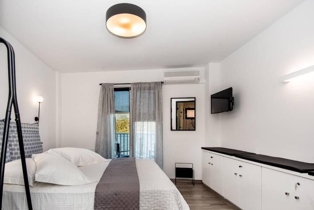 A & B Minimal Suite With Sea View In Argostoli Экстерьер фото