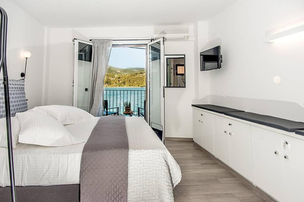A & B Minimal Suite With Sea View In Argostoli Экстерьер фото