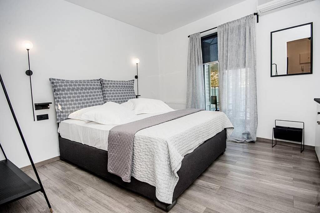 A & B Minimal Suite With Sea View In Argostoli Экстерьер фото