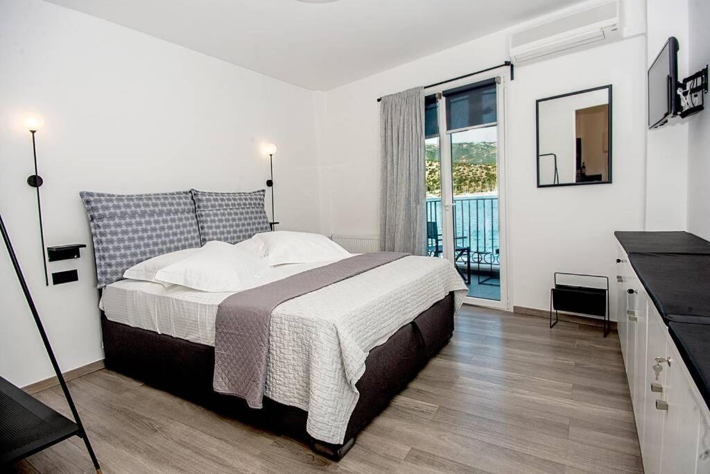 A & B Minimal Suite With Sea View In Argostoli Экстерьер фото